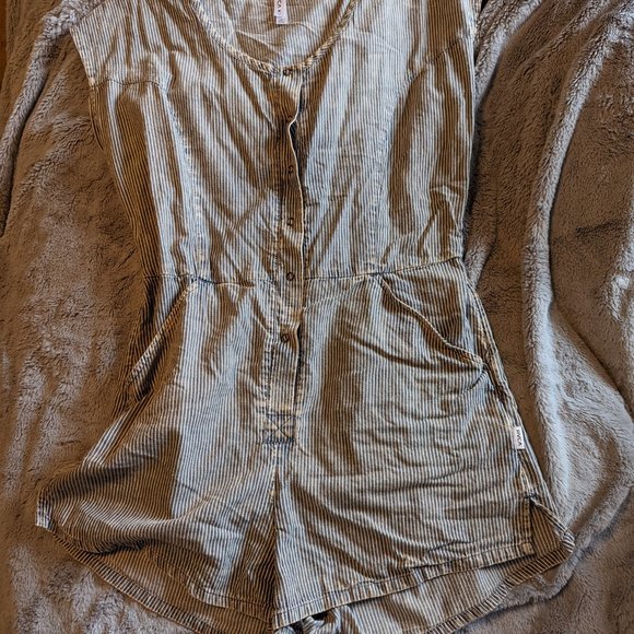 Rvca striped distressed romper sz m - Picture 4 of 4